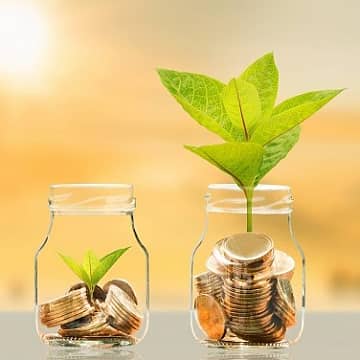 Divas burciņas ar dažādiem naudas aizdevuma daudzumiem.