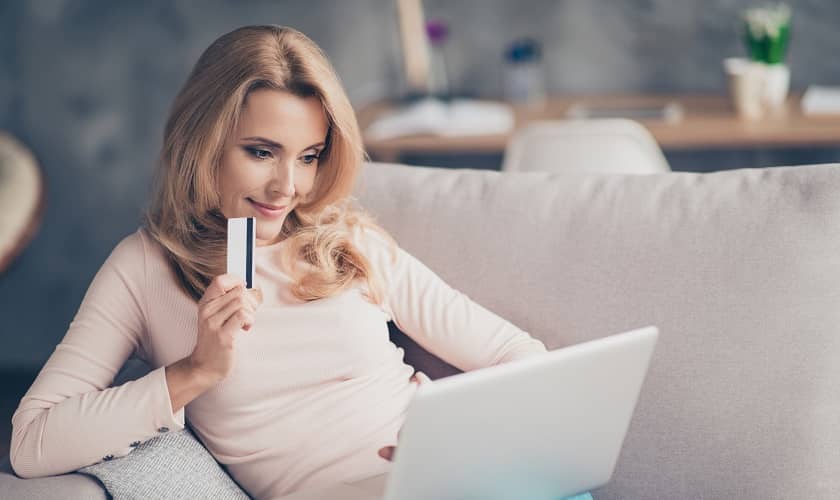 Sieviete veic interneta pirkumu, izvēloties nebanku kredītu. Sieviete veic interneta pirkumu, izvēloties nebanku kredītu.