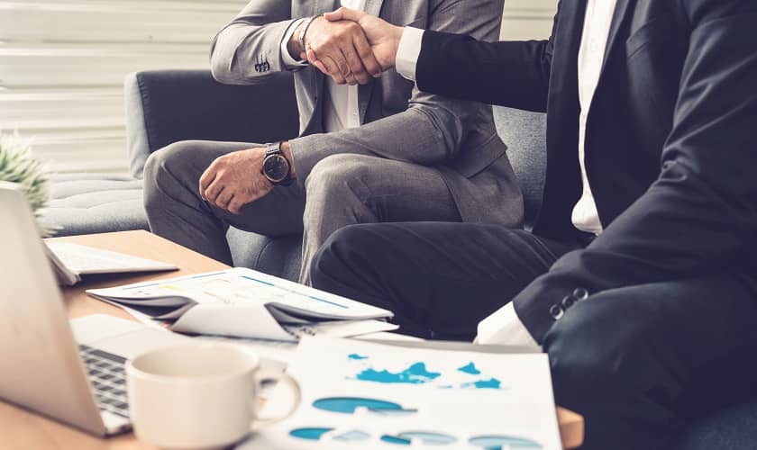 Vīrieši vienojas par investīcijām uzņēmuma akcijās. Vīrieši vienojas par investīcijām uzņēmuma akcijās.