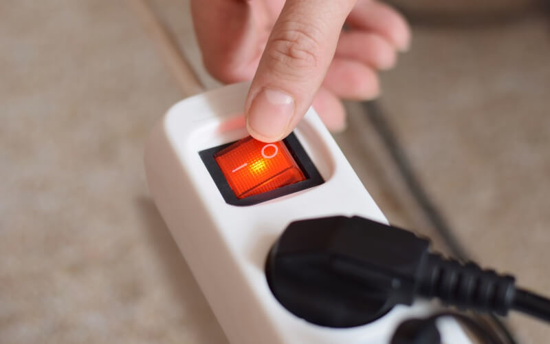 Tiek izslēgts pagarinātājs, lai taupītu elektrību. Tiek izslēgts pagarinātājs, lai taupītu elektrību.