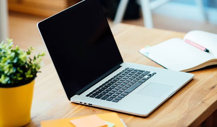 Dators stāv uz darba galda. Dators stāv uz darba galda.