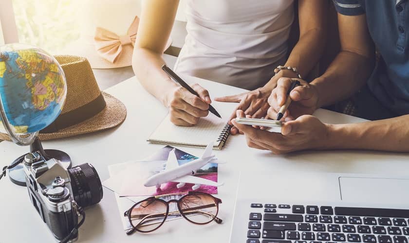 Pāris veic ģimenes budžeta plānošanu, lai dotos ceļojumā. Pāris veic ģimenes budžeta plānošanu, lai dotos ceļojumā.