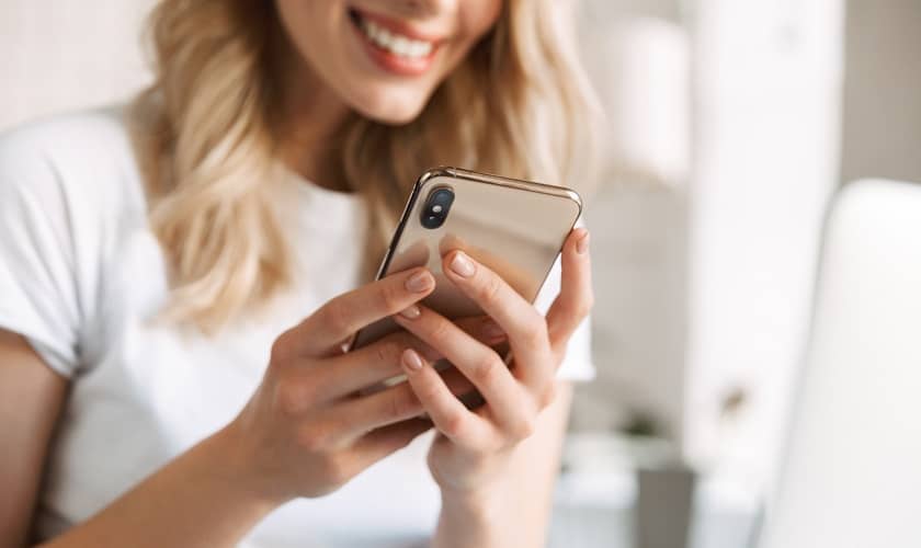 Sieviete izmanto finanšu plānošanas aplikāciju telefonā. Sieviete izmanto finanšu plānošanas aplikāciju telefonā.