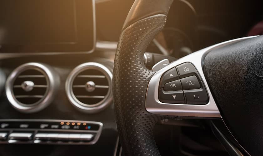 Lietotas automašīnas panelis ar stūri. Lietotas automašīnas panelis ar stūri.