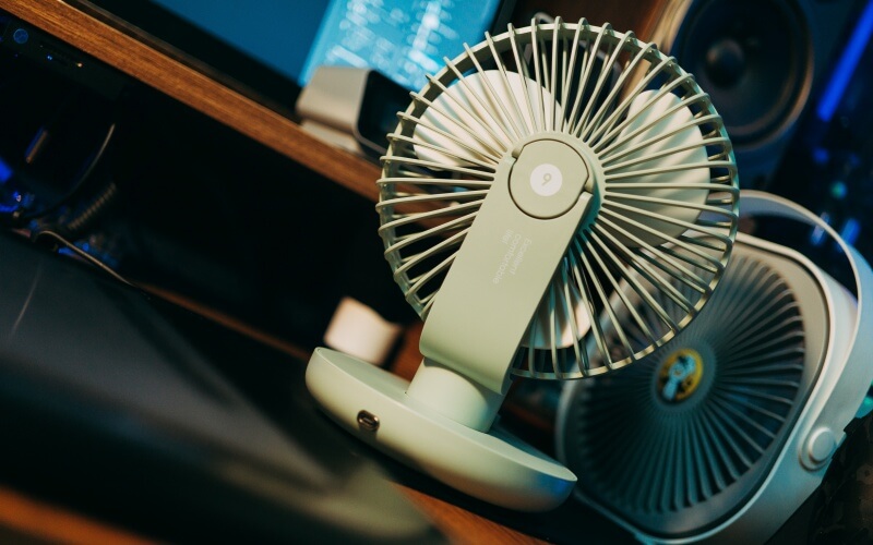 Uz galda stāv ventilators. Uz galda stāv ventilators.