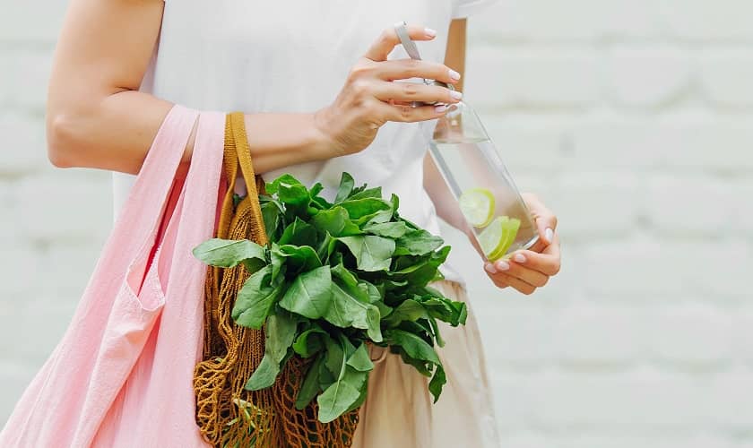 Sieviete ar savu zero waste maisiņu un ūdens pudeli. Sieviete ar savu zero waste maisiņu un ūdens pudeli.