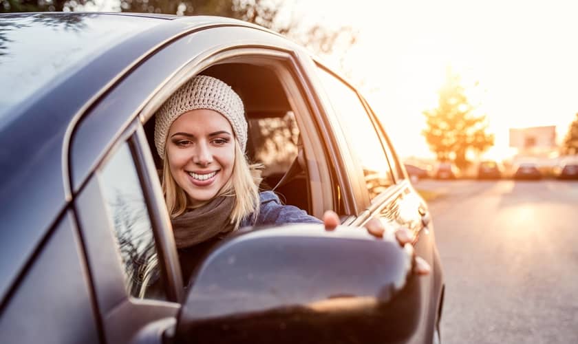 Sieviete skatās auto spogulī, lai izvairītos no auto bojājumiem. Sieviete skatās auto spogulī, lai izvairītos no auto bojājumiem.