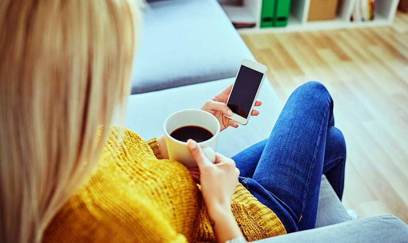 Sieviete izmanto telefonu, lai apskatītu internetā piedāvātos kredītus. Sieviete izmanto telefonu, lai apskatītu internetā piedāvātos kredītus.